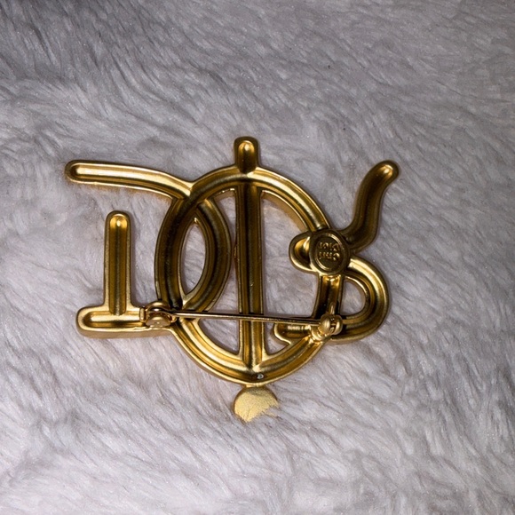 Gold Script Monogram Pin Brooch - Elegant Rope-Textured Design - Picture 4 of 5